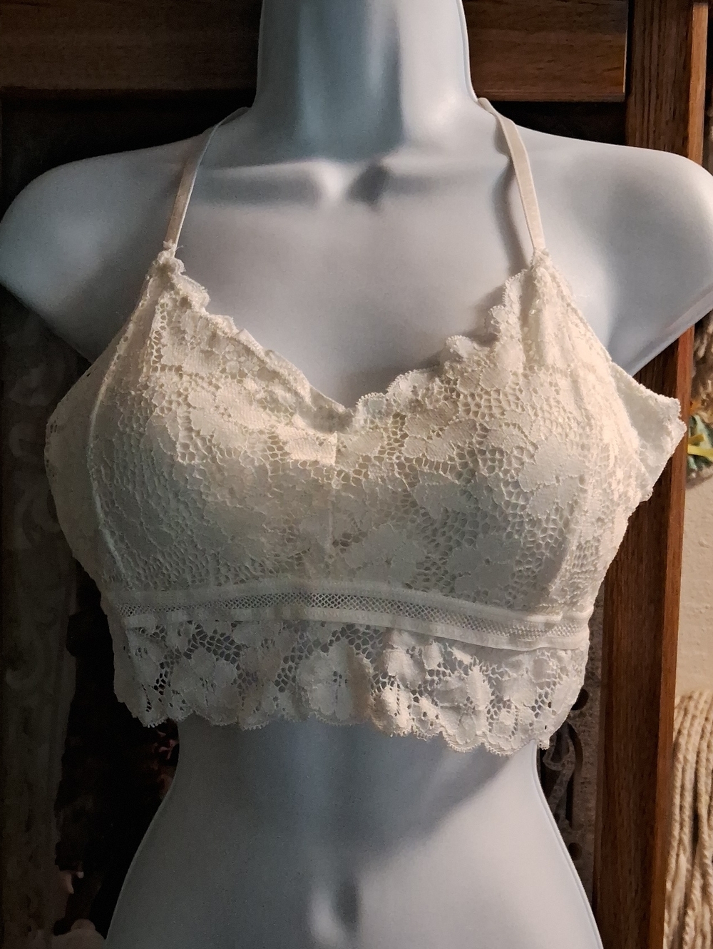 NWOT, Women's, White, Floral, Lace Bralette with Sexy, CrissCross Back Detail 🤍